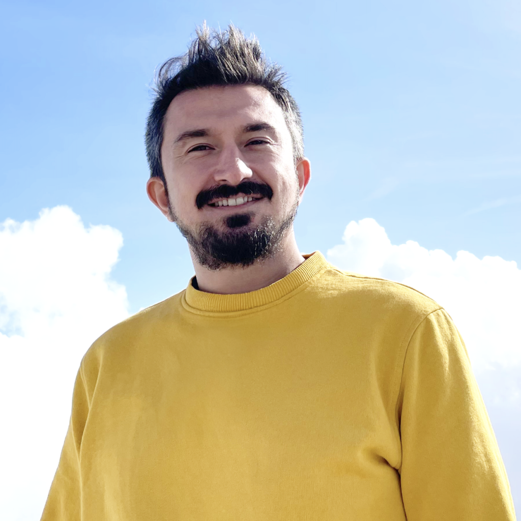 Mert Oğuz, açık havada sarı tişörtüyle